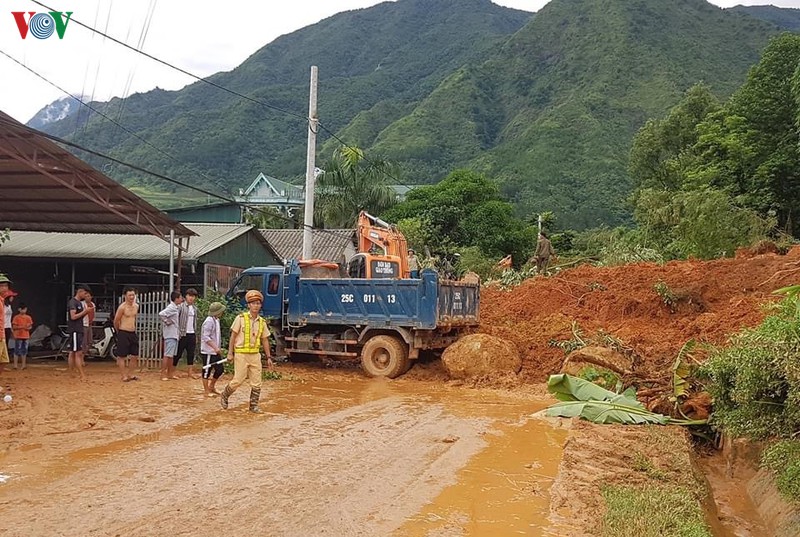 Sạt lở xảy ra tại km 391+200, quốc lộ 32 thuộc khu vực xã Phúc Khoa, huyện Tân Uyên, tỉnh Lai Châu gây chia cắt giao thông giữa tỉnh Lai Châu với các tỉnh Yên Bái và Sơn La.