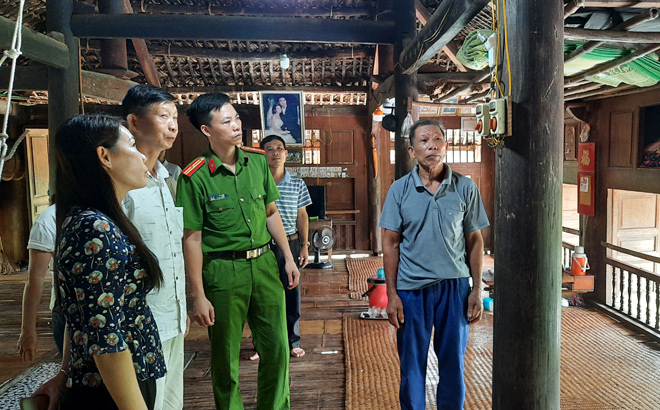 Lực lượng chức năng huyện Lục Yên tuyên truyền nhắc nhở người dân thay thế thiết bị điện xuống cấp không đảm bảo an toàn.