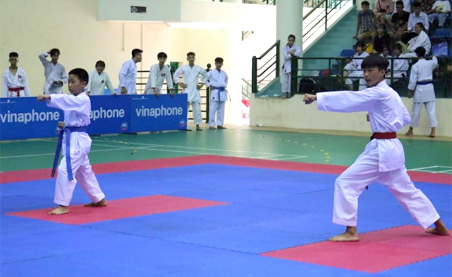 Các VĐV thi đấu môn Karate.