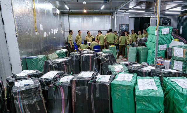 Hàng chục vạn mặt hàng nhập lậu, giả tại Lào Cai được bán công khai trên Facebook.