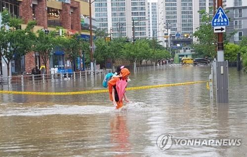 Một con đường bị ngập do mưa lớn ở Busan.