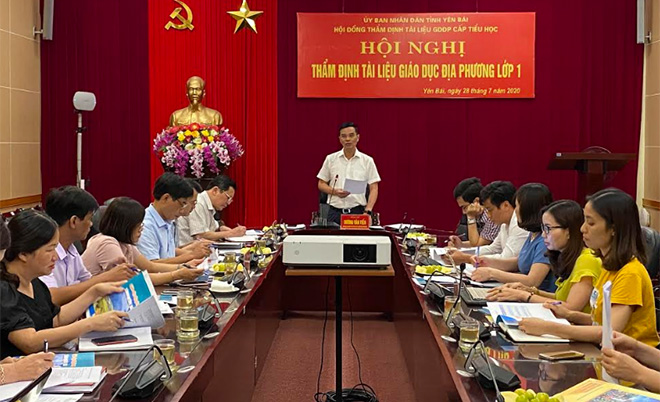 Đồng chí Dương Văn Tiến - Phó Chủ tịch UBND trực tuyến m88, Chủ tịch Hội đồng thẩm định tài liệu giáo dục địa phương cấp tiểu học trực tuyến m88 Yên Bái phát biểu kết luận Hội nghị.