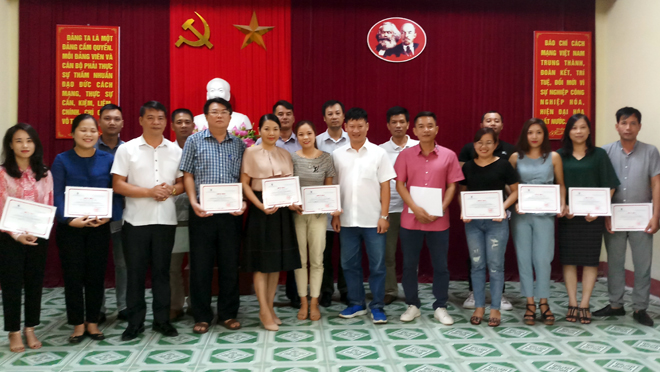 Đồng chí Nguyễn Xuân Cảnh, Phó Chủ tịch Hội Nhà báo trực tuyến m88 Yên Bái và nhà báo Nguyễn Ngọc Hưng, Phó ban Quan hệ Quốc tế, Báo Quân đội nhân dân trao chứng nhận hoàn thành lớp bồi dưỡng 