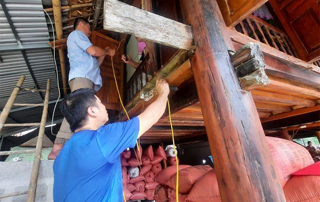 Người dân xã Mường Lai kiểm tra và thay thế dây điện không an toàn.