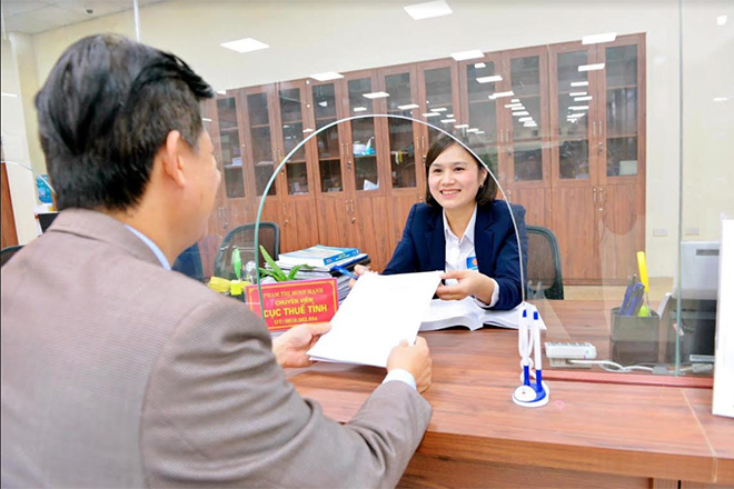 Cán bộ Cục Thuế tỉnh tại Trung tâm Phục vụ hành chính công tỉnh tiếp nhận hồ sơ của người dân.