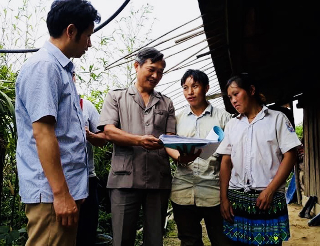 Lãnh đạo Hội Nông dân huyện giám sát công tác chi trả nguồn hỗ trợ cho người dân gặp khó khăn do ảnh hưởng của đại dịch Covid-19 tại xã Dế Xu Phình.