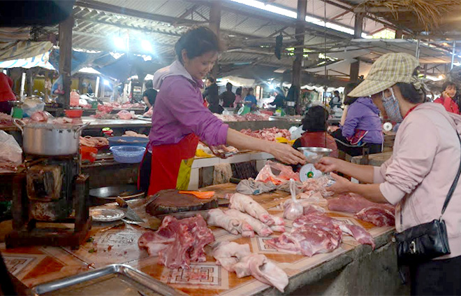 Giá giảm nhẹ, người dân tiếp tục sử dụng thịt lợn trong bữa ăn hàng ngày.