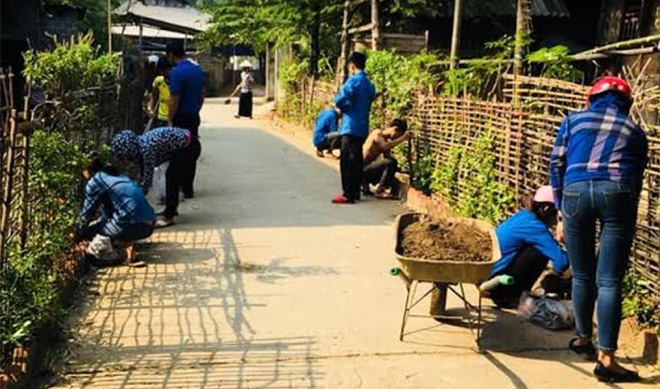 Nhân dân thôn Đêu 1 tham gia vệ sinh đường làng ngõ xóm.
