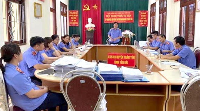Đoàn kiểm tra Viện Kiểm sát nhân dân tỉnh kiểm tra tại Viện Kiểm sát nhân dân huyện Trấn Yên.