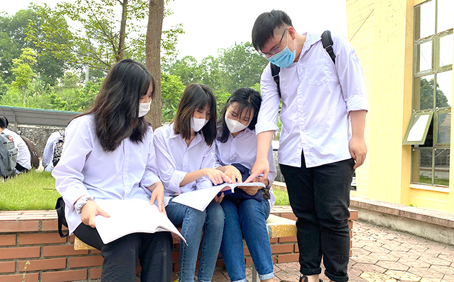 Students discuss before taking the exam.