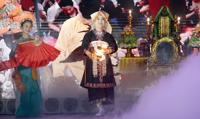 Diễn xướng nghi lễ chầu văn với giá ông Hoàng Mười và giá Chúa Đông Cuông tại Festival thực hành tín ngưỡng thờ Mẫu Thượng Ngàn đền Đông Cuông, huyện Văn Yên năm 2020.