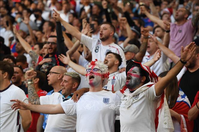 Cổ động viên Anh cổ vũ đội nhà trong trận bán kết EURO 2020 gặp tuyển Đan Mạch trên sân Wembley ở London (Anh) ngày 7/7/2021.