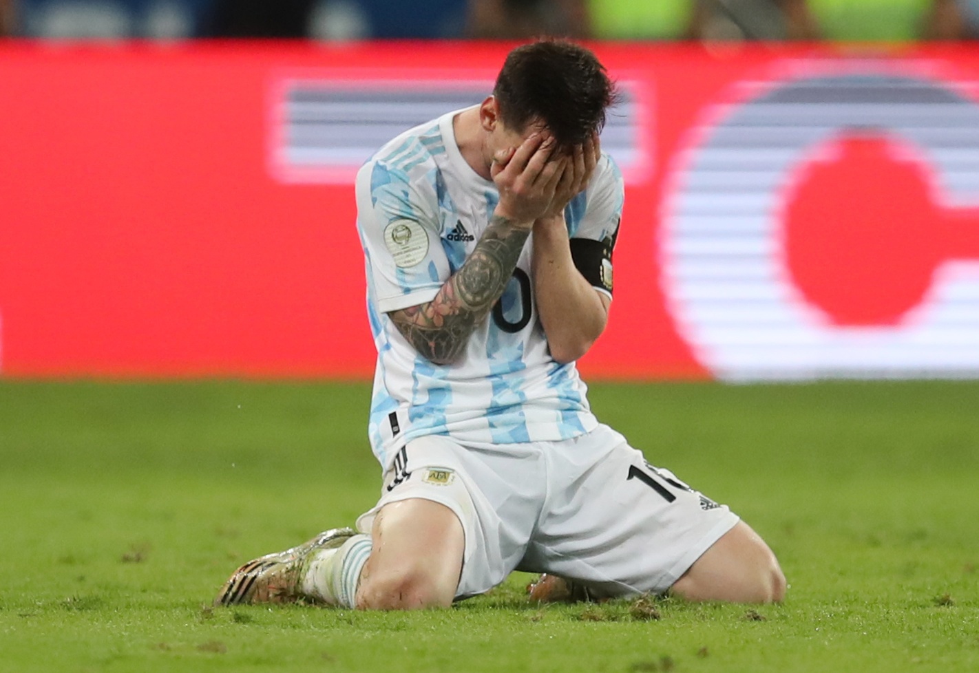Messi bật khóc sau khi cùng tuyển Argentina vô địch Copa America 2021.