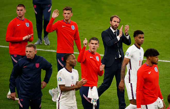Huấn luyện viên Gareth Southgate và cầu thủ tuyển Anh thất vọng sau khi thua trận chung kết EURO 2020.