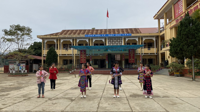 Một buổi tập múa dân gian của các em học sinh Trường Phổ thông Dân tộc bán trú TH&THCS Lang Thíp, huyện Văn Yên.