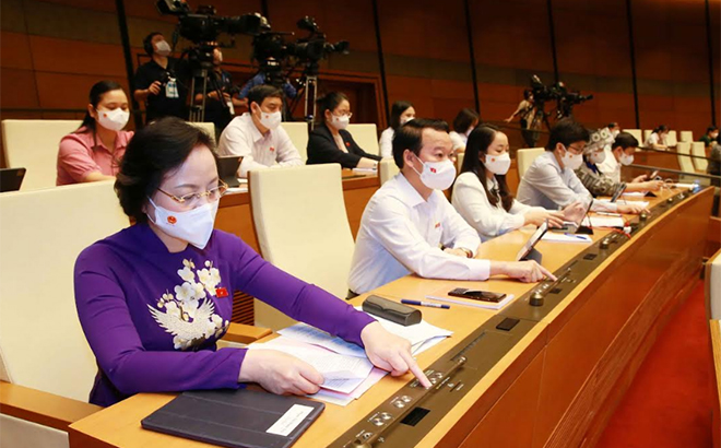 Đoàn đại biểu Quốc hội tỉnh Yên Bái bấm biểu quyết thông qua cơ cấu số lượng thành viên Chính phủ nhiệm kỳ 2021 - 2026. (Ảnh: Minh Đông/TTXVN)