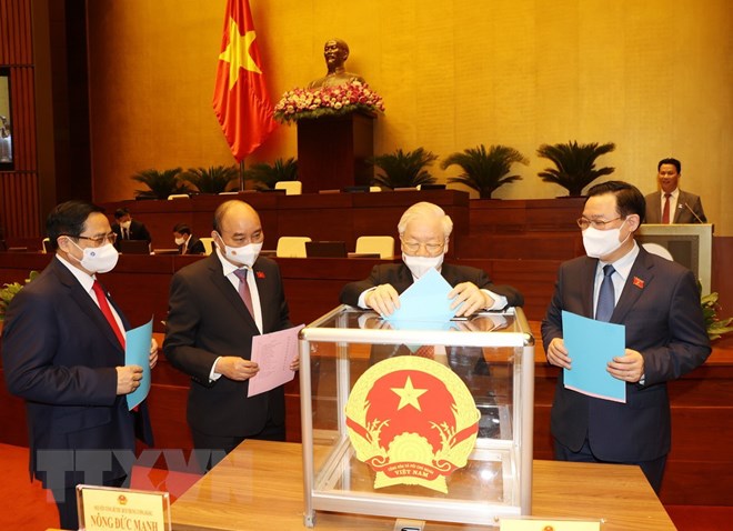 Tổng Bí thư Nguyễn Phú Trọng Quốc hội cùng các đồng chí lãnh đạo Đảng, Nhà nước bỏ phiếu phê chuẩn việc bổ nhiệm Phó Thủ tướng, Bộ trưởng và thành viên khác của Chính phủ.