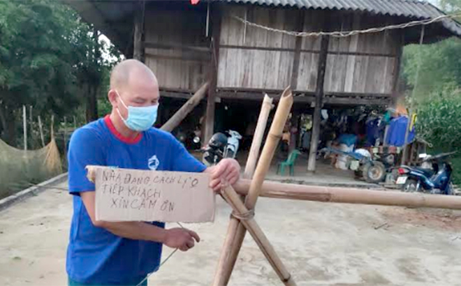 Many households in Nghia Lo township make their own boards to warn of the pandemic situation.