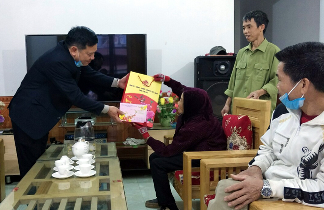 Leaders of Chau Que Thuong commune presented gifts to a social policy beneficiary on the occasion of the 2021 Lunar New Year Festival.