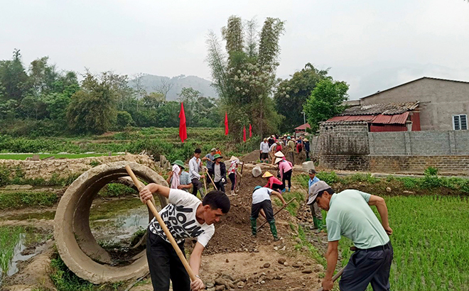 Residents in Tu Le commune build rural roads.