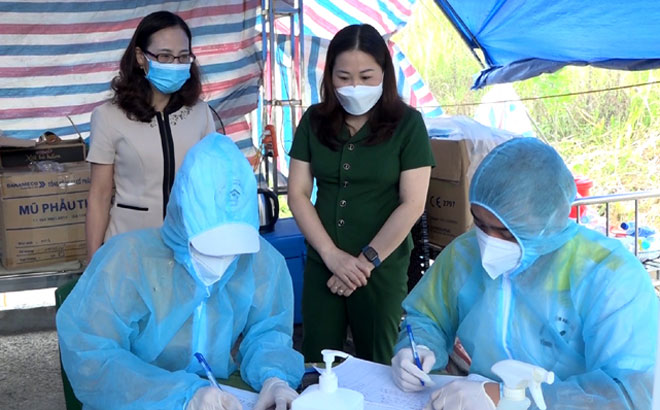 Vu Thi Hien Hanh, Vice Chairwoman of the Provincial People's Committee, inspects the entering of health declaration data at checkpoint No. 1 at IC12 intersection.