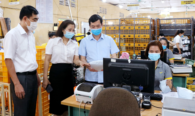 Trưởng ban Tuyên giáo Tỉnh ủy Nguyễn Minh Tuấn cùng lãnh đạo Đảng ủy Khối cơ quan và doanh nghiệp tỉnh thăm, kiểm tra cơ sở sản xuất, kinh doanh của Bưu điện thành phố Yên Bái.