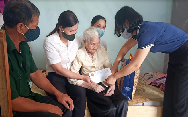 Representatives of the Van Chan hydropower plant visit and present gifts to heroic Vietnamese mother Nguyen Thi Coi.
