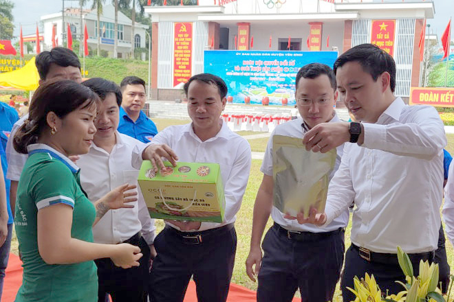Các đồng chí lãnh đạo tỉnh và huyện Yên Bình tham quan gian hàng sản phẩm OCOP của huyện Yên Bình.