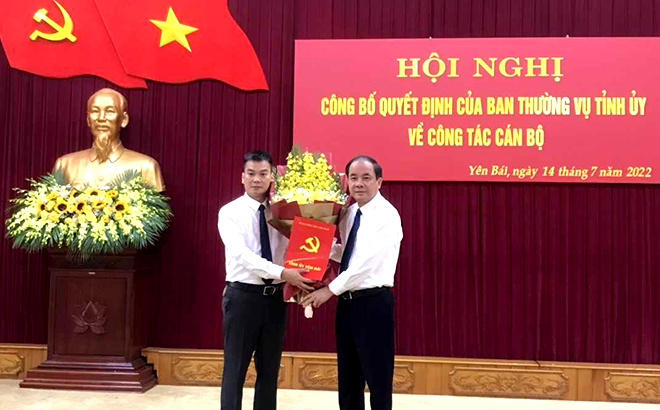 Đồng chí Tạ Văn Long - Phó Bí thư Thường trực Tỉnh ủy, Chủ tịch HĐND tỉnh trao quyết định bổ nhiệm chức danh Phó Chánh Văn phòng Tỉnh ủy cho đồng chí Lưu Bá Tỉnh.