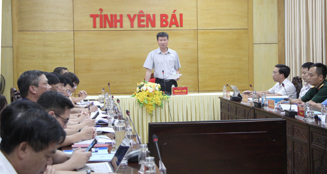 Đồng chí Trần Huy Tuấn - Phó Bí thư Tỉnh uỷ, Chủ tịch UBND tỉnh, Trưởng Ban ATGT tỉnh Yên Bái phát biểu tại Hội nghị ở điểm cầu Yên Bái.