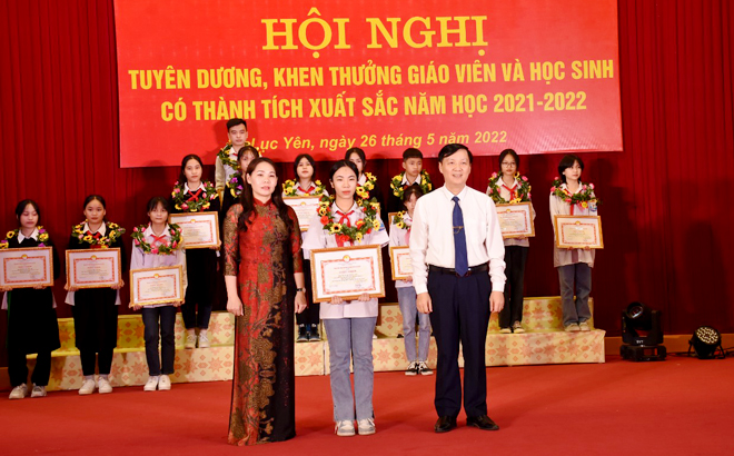 Lãnh đạo huyện Lục Yên trao khen thưởng cho em Hà Ngọc Bảo Lam có thành tích xuất sắc trong năm học 2021 - 2022.