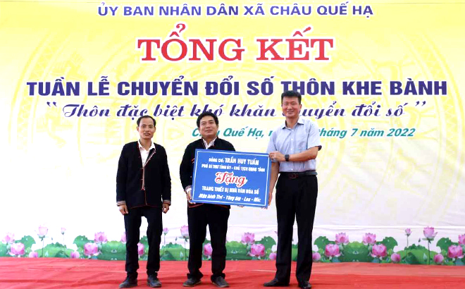 Đồng chí Trần Huy Tuấn - Phó Bí thư Tỉnh ủy, Chủ tịch UBND tỉnh trao biểu trưng tặng trang thiết bị cho nhà văn hóa thôn Khe Bành.