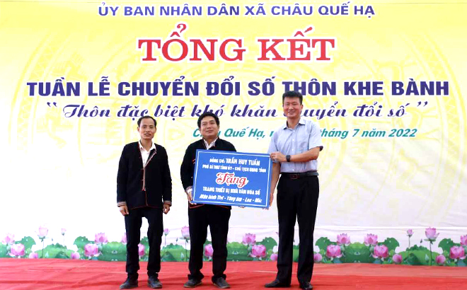 Đồng chí Trần Huy Tuấn - Phó Bí thư m88 trang cá cược the thao ủy, Chủ tịch UBND m88 trang cá cược the thao trao biểu trưng tặng trang thiết bị cho nhà văn hóa thôn Khe Bành.