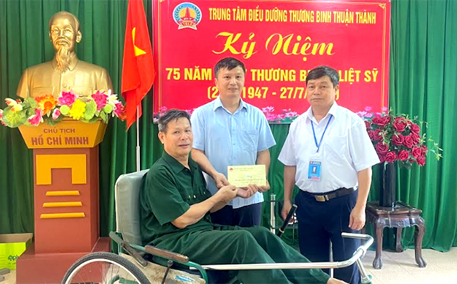 Đồng chí Phạm Tuấn Chung - Phó Giám đốc Sở Lao động, Thương binh và Xã hội tặng quà  các thương binh nặng tại Trung tâm Điều dưỡng thương binh nặng Thuận Thành, Bắc Ninh.
