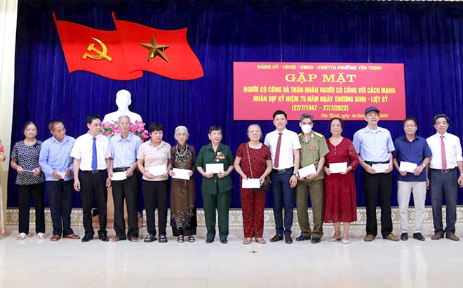 m88 đăng nhập đồng chí lãnh đạo phường tặng quà cho người có công trên địa bàn.