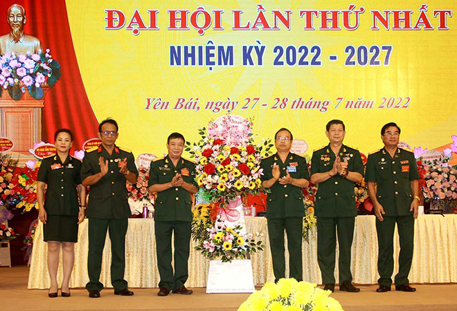 Lãnh đạo hội CCB m88 trang cá cược the thao tặng hoa chúc mừng Đại hội.