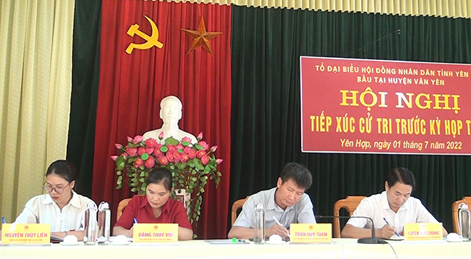 Đồng chí Trần Huy Tuấn cùng Tổ đại biểu HĐND tỉnh tiếp xúc cử tri tại huyện Văn Yên.