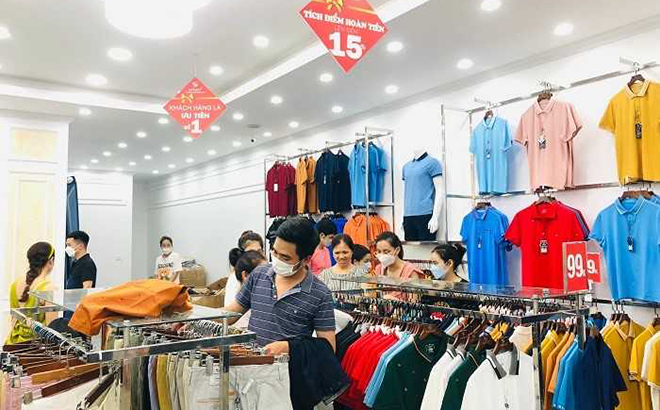 Cửa hàng quần áo thương hiệu Việt đa dạng mẫu mã, đảm bảo chất lượng thu hút người tiêu dùng.