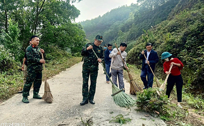 Các đồng chí lãnh đạo huyện Yên Bình tham gia “Ngày thứ Bảy cùng dân” vệ sinh cảnh quan môi trường.