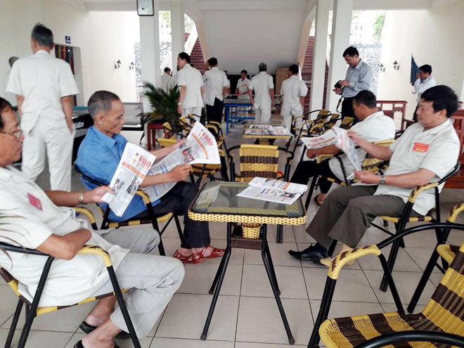 Một buổi đọc báo của các đại biểu tại Trung tâm Điều dưỡng người có công tỉnh Yên Bái.
