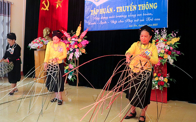 Chị em tại các chi hội phụ nữ xã Tô Mậu thi đan sọt thu gom để thu gom rác thải sinh hoạt.
