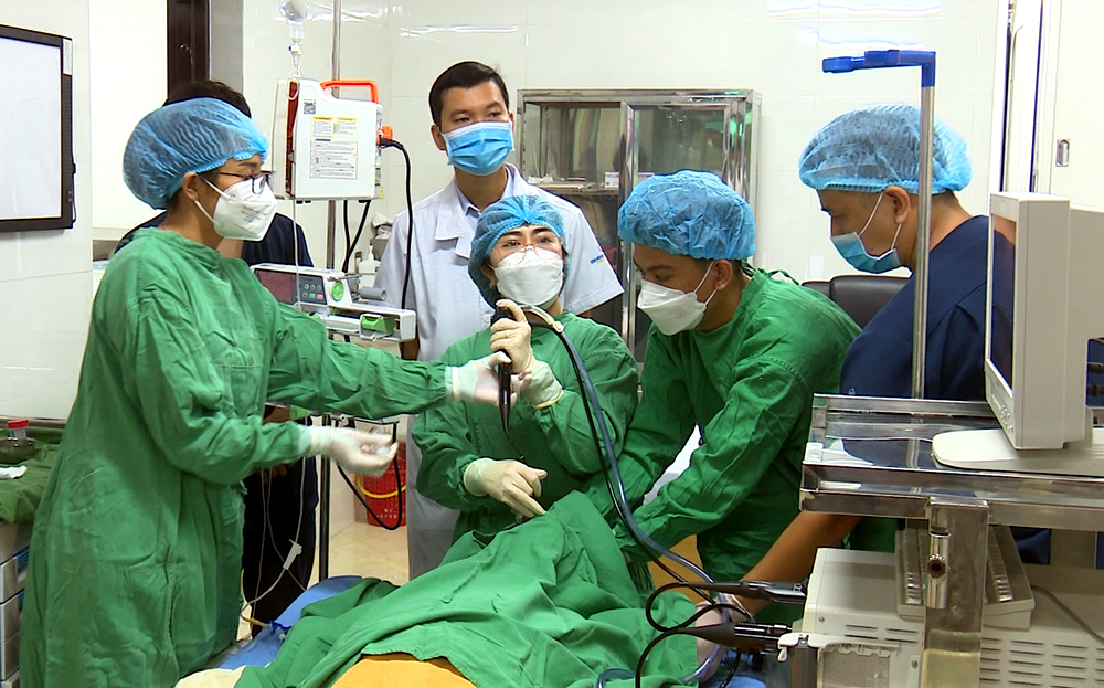 Các y bác sĩ Bệnh viện Đa khoa tỉnh thực hiện kỹ thuật nội soi phế quản cho bệnh nhân.