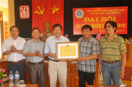Chi hội Nghệ sỹ nhiếp ảnh Yên Bái được trao tặng bằng khen của Trung ương Hội.
