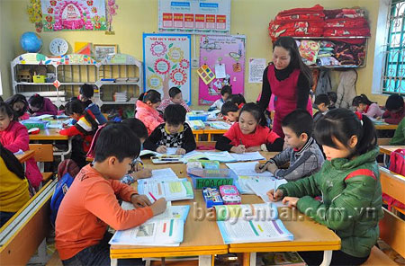 Giờ học ngoại ngữ của các em học sinh Trường Tiểu học Hồng Thái (thành phố Yên Bái).