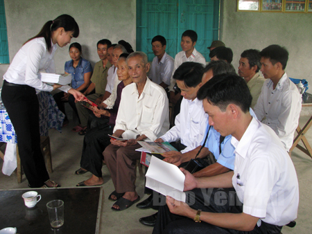 Cán bộ tư pháp huyện Yên Bình tuyên truyền pháp luật về khiếu nại, tố cáo đến người dân.