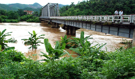 Yên Bái cấm các xe ô tô đi qua cầu Tô Mậu trong 2 ngày 11 - 12/8 để phục vụ thi công.
