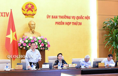 Phó chủ tịch Quốc hội Phùng Quốc Hiển phát biểu tại phiên họp.