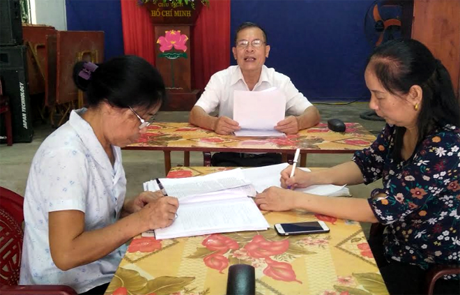 Bí thư Chi bộ 2 Đỗ Xuân Túc trao đổi với lãnh đạo các chi bộ trong Đảng ủy phường Pú Trạng về cách tổ chức hội nghị chuyên đề.