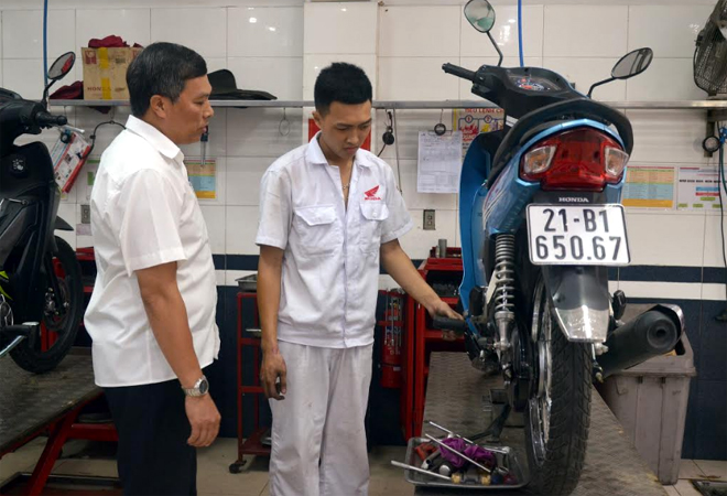 Anh Trần Anh Tuấn - Chủ tịch Công đoàn Công ty TNHH Hòa Bình (bên trái) luôn đồng hành cùng người lao động của Công ty.