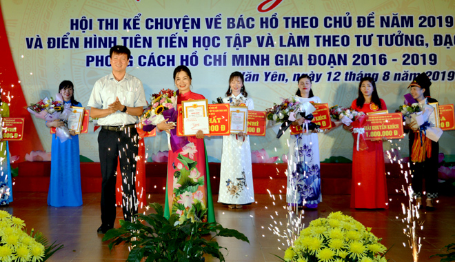 LÃ£nh Äáº¡o Huyá»n á»§y VÄn YÃªn trao giáº£i Nháº¥t cho thÃ­ sinh Nguyá»n Thá» Ngáº§n, Chi bá» TrÆ°á»ng THPT Nguyá»n LÆ°Æ¡ng Báº±ng 